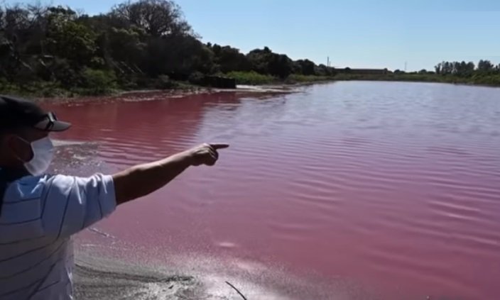 Lago se tiñe de rojo en Paraguay