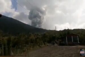Se registra explosiones de 300 metros en el volcán Pacaya de Guatemala
