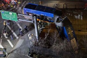 Al menos 8 heridos después de que un autobús quedará colgado de un puente en Nueva York