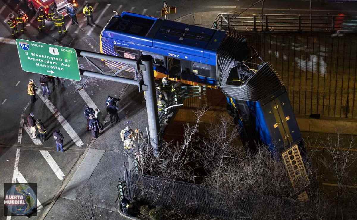 Al menos 8 heridos después de que un autobús quedará colgado de un puente en Nueva York