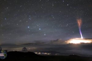 Científicos capturaron una rara foto de relámpagos rojos y azules disparados hacia el espacio
