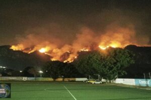 Incendio sigue consumiendo bosque de Tepoztlán en México