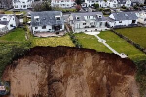 La Tierra se abre y varias viviendas quedan al borde del abismo en Reino Unido