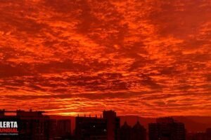 El cielo se tiñe de rojo como la sangre en Santiago de Chile (VIDEO)