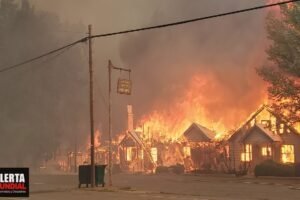 El video muestra el Dixie Fire arrasando la histórica ciudad de California