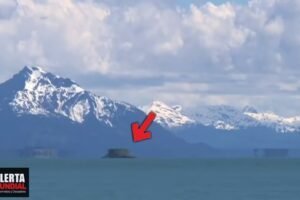 Misteriosa isla flotante se cierne sobre un lago en Alaska ¿OVNI (VIDEO)