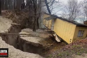 Se parte la tierra Enorme grieta deslizó un camping hacia el mar negro en Rusia