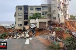 Enorme socavón se traga casas y vehículos en Sudáfrica