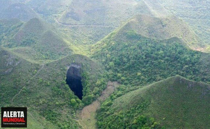 Se abre la tierra Descubren enorme sumidero de 192 metros de profundidad con bosque en el fondo