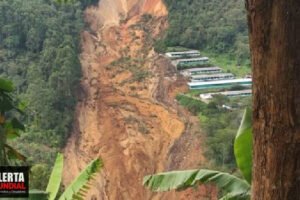 Gran deslizamiento de tierra en Medellin, Colombia causa al menos dos victimas