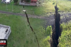 Se abre la tierra en México Enorme grieta de 350 metros amenaza con destruir todo a su paso