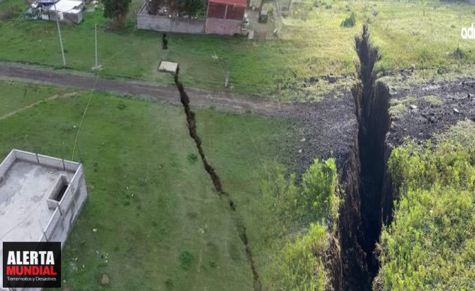 Se abre la tierra en México Enorme grieta de 350 metros amenaza con destruir todo a su paso