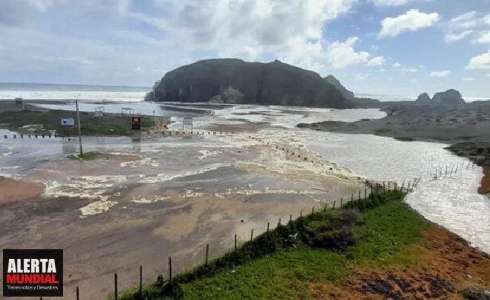Se sale el mar en Chile olas de ocho metros golpean el litoral de Coelemu, Chile evalúan evacuar a familias