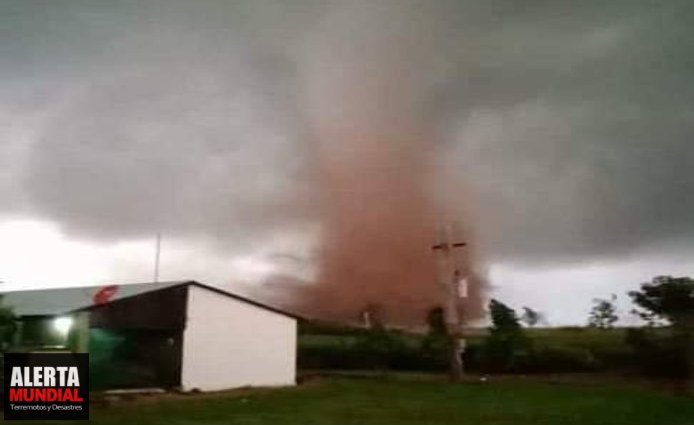 Tornado inusual sorprende deja varios heridos y viviendas destruidas en Caaguazú de Paraguay