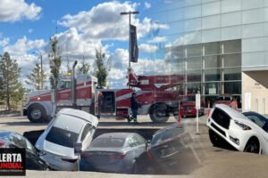 Se abre la tierra enorme socavón se traga autos en Edmonton, Canadá