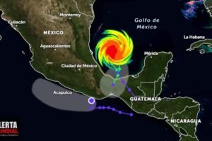 La tormenta tropical Karl se fortalece mientras se dirige hacia México para tocar tierra