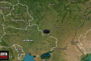Aparece un sumidero gigante 'Puerta al infierno' de 30 metros de ancho cerca de una estación de esquí en Rusia