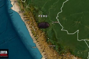 Se abre la tierra un socavón se traga 25 personas en Perú