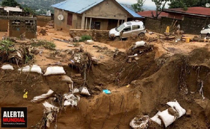 Se ve un coche atascado tras fuertes lluvias que provocaron inundaciones y deslizamientos de tierra, en las afueras de Kinshasa (REUTERS)