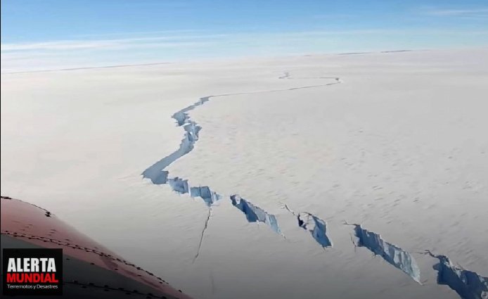 Iceberg gigante del tamaño de Londres se desprende de la plataforma de hielo de la Antártida