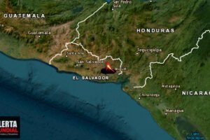 Fuerte explosión del volcán Chaparrastique en San Miguel, El Salvador