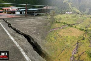 Se parte la tierra en Ecuador: Enormes grietas asustan a los pobladores quienes sales de sus viviendas por las noches por miedo a deslave