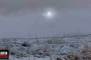 Ver Cruz majestuosa aparece en Idaho en medio de ventisca de nieve
