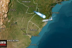 Enorme bola de fuego con fuerte resplandor cruza el cielo de Brasil junto a un avión