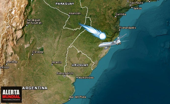 Enorme bola de fuego con fuerte resplandor cruza el cielo de Brasil junto a un avión