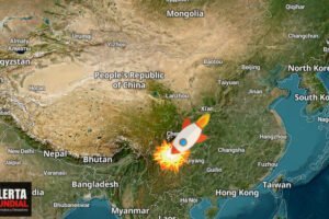Imágenes escalofriantes muestran un cohete propulsor chino estrellándose contra la Tierra a metros de viviendas