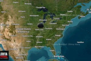 Un enorme socavón se traga un campo de fútbol en Illinois