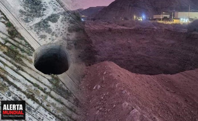 Un gigantesco socavón apareció en Atacama de Chile el agujero se encuentra en las cercanías de varias casas