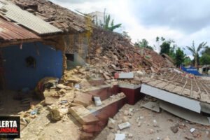 Un terremoto superficial deja al menos 163 victimas, cientos de heridos, viviendas colapsadas en Java Occidental, Indonesia