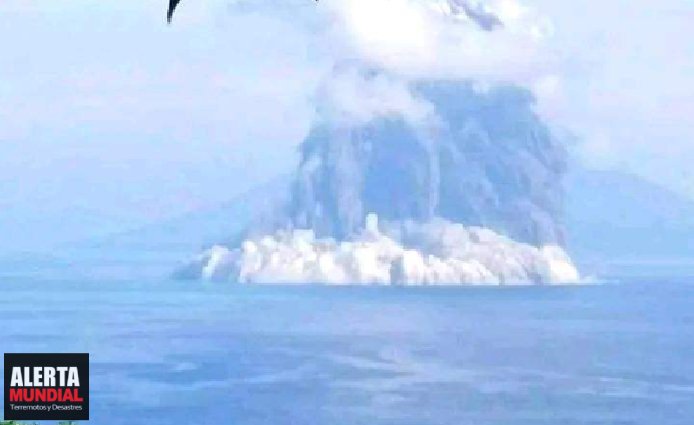 Volcán submarino entra en erupción en el Océano Pacífico Sur