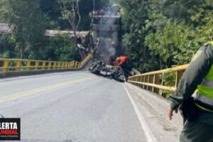 Colapso del puente El Alambrado en Colombia deja vehículos atrapados y heridos