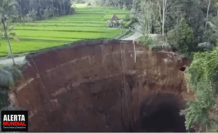 Se abre la tierra: Aparece un gigante socavon de mas de 50 metros en Indonesia