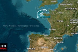 Olas gigantes como tsunami inundan las calles de Saint-Malo